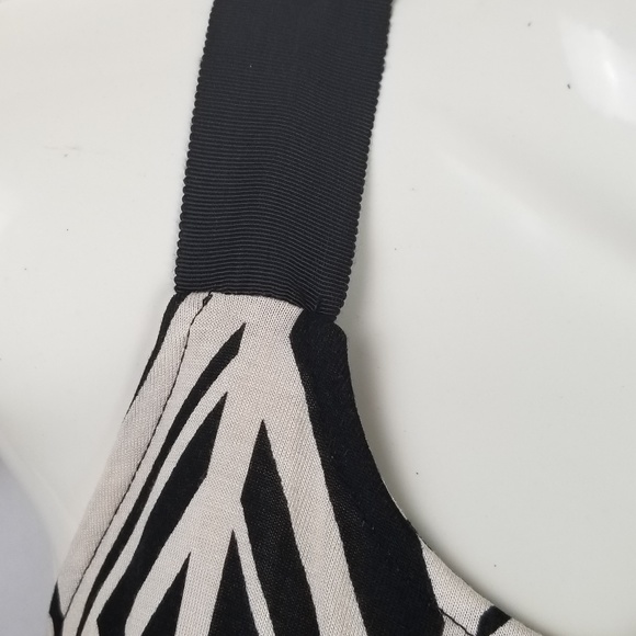 Banana Republic B/W SMALL TANK TOP 282 - Picture 4 of 7